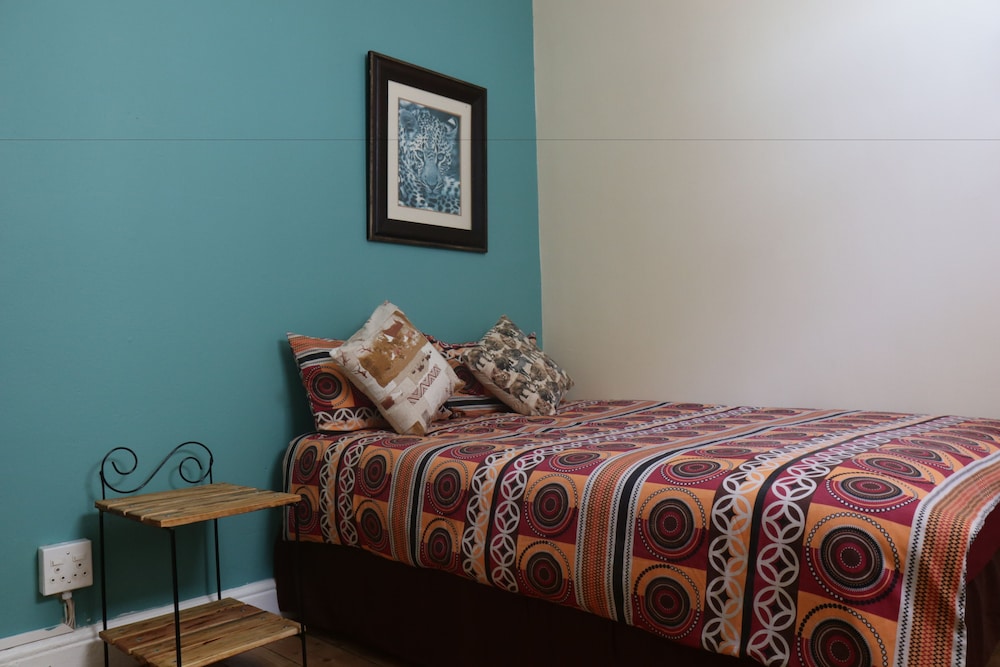 Urban Hive Backpackers 20/50