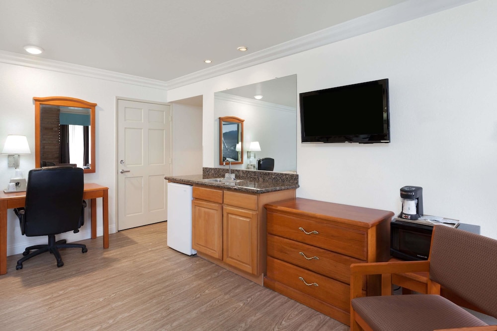 Super 8 by Wyndham Santa Clarita/Valencia 7/32