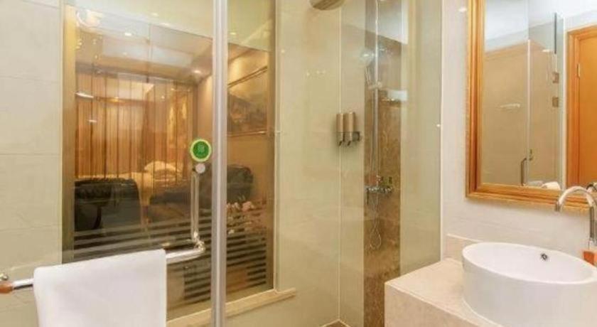 Vienna Hotel (Shanghai Sijing Metro Station) 44/45