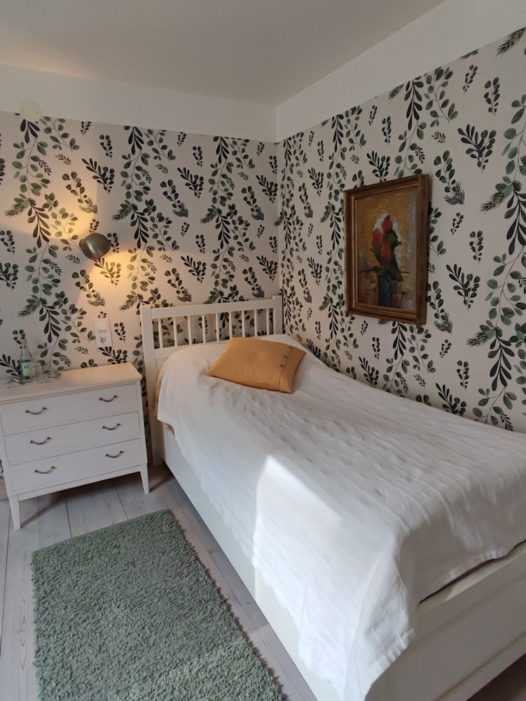 ROOM, SINGLE