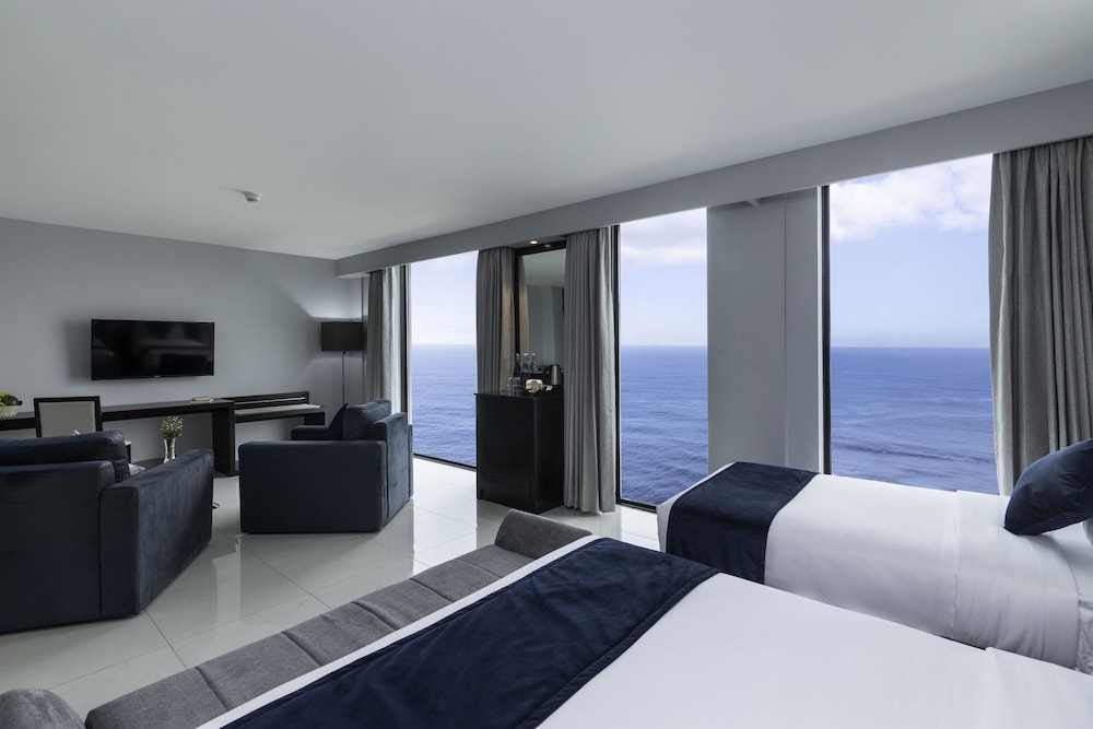 Signature, Family, 1 Queen and 1 Single Bed, Sea Front، Hotel MaRadha Colombo 3/7