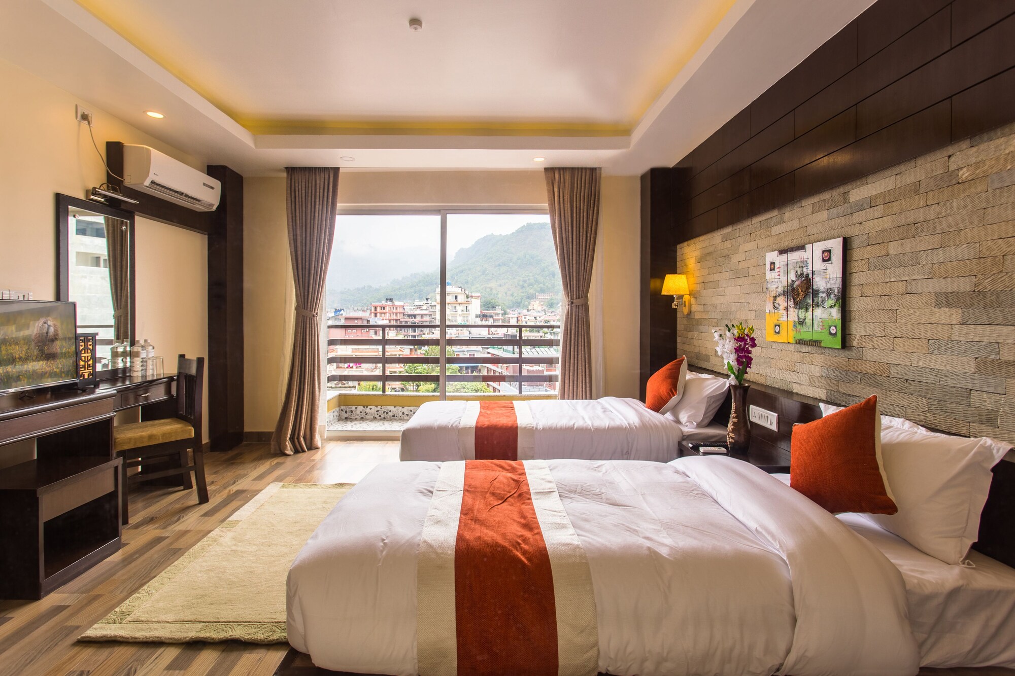 DELUXE, TWIN BEDS, MOUNTAIN VIEW, BALCONY