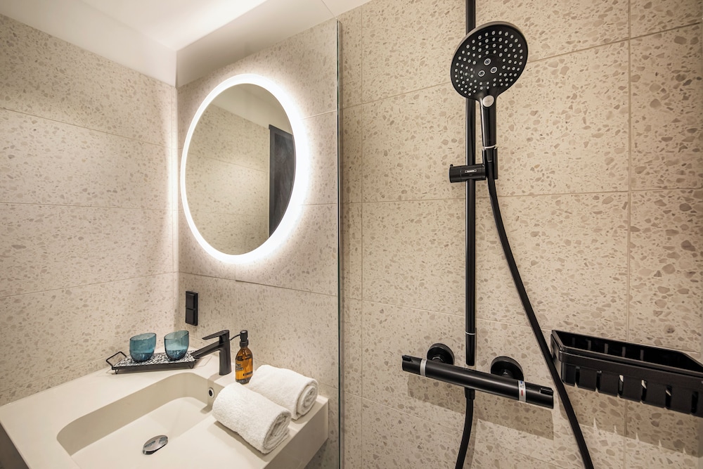 LOGINN Hotel Koln Airport 47/48