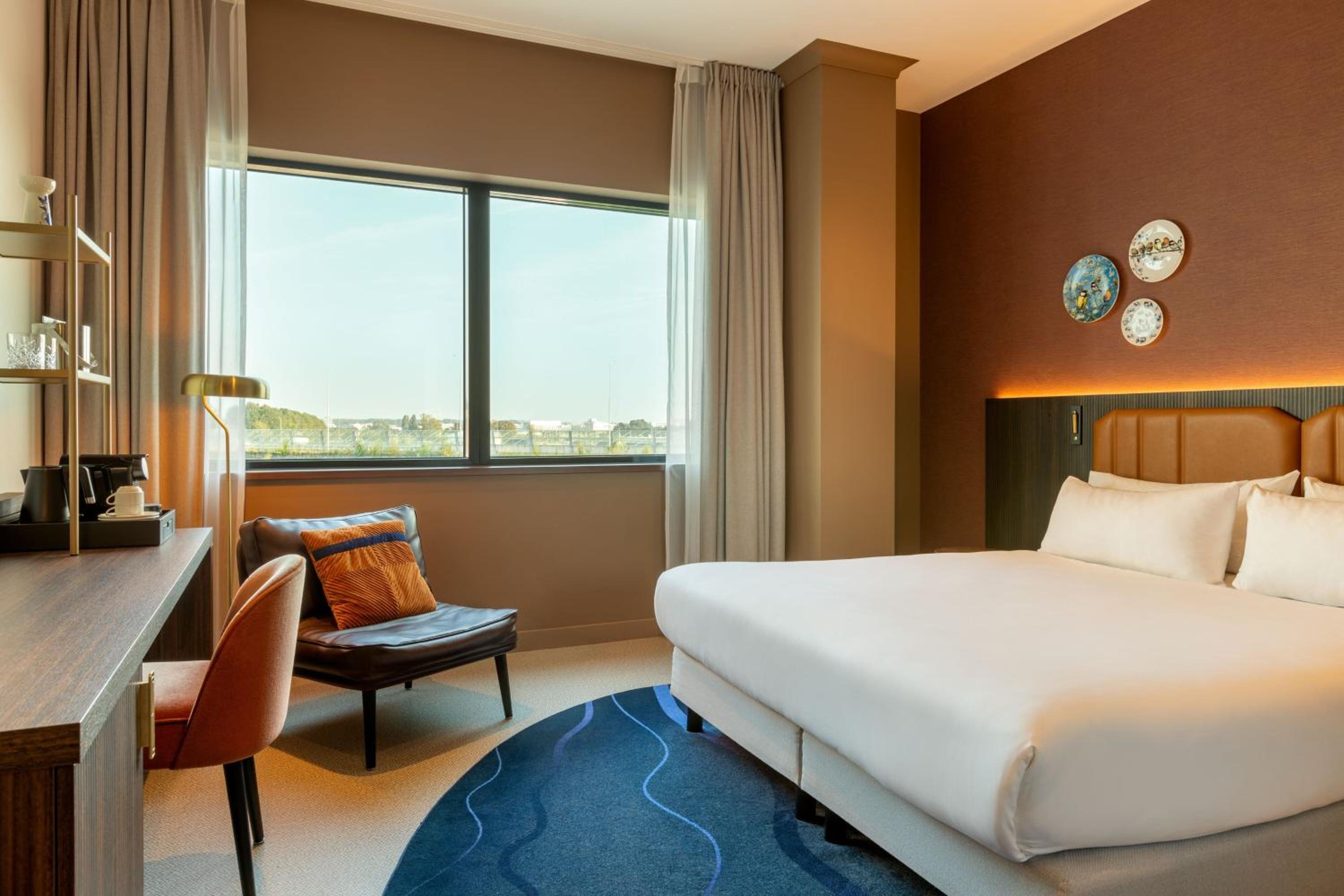 Room, King Bed, Airport View