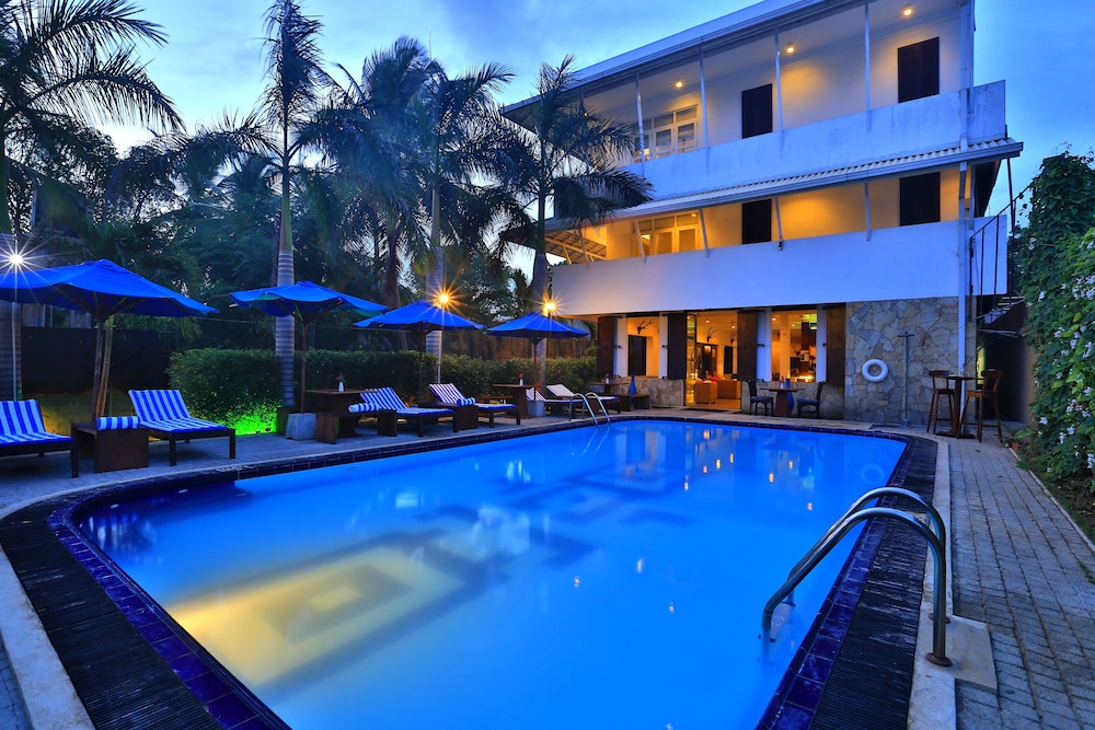 ST. LACHLAN HOTEL AND SUITES 1/64