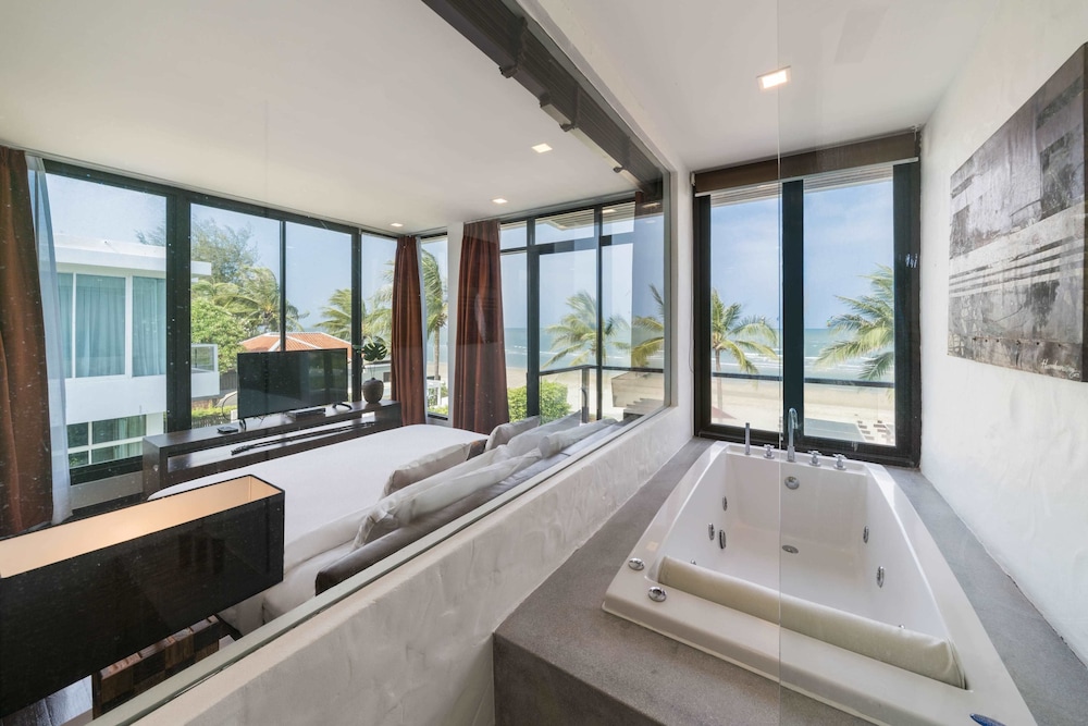 4 Bedrooms, Pool, Villa, King Bed, 3 Queen Beds, Beach Front، Tolani Le Bayburi Villas Pranburi 9/10