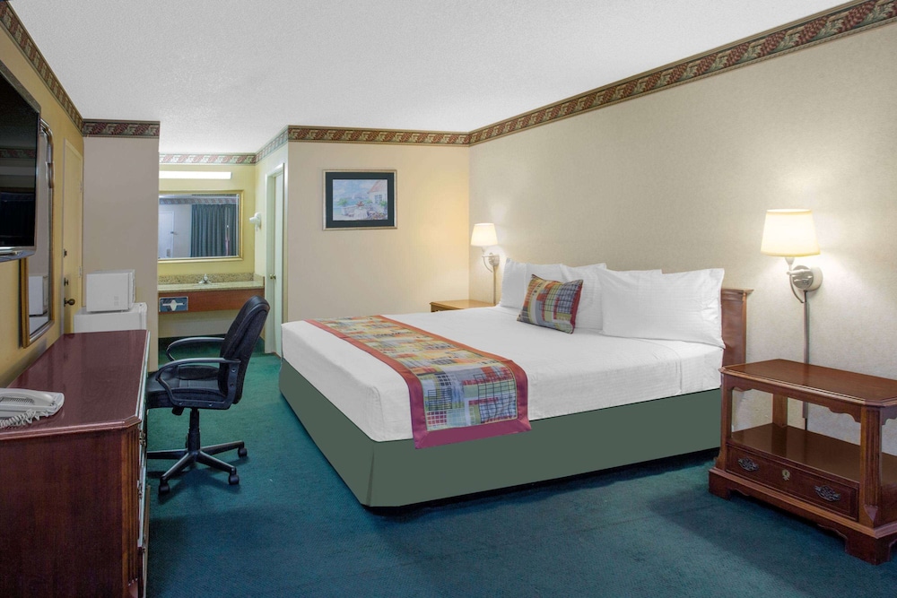 Travelodge by Wyndham Costa Mesa Newport Beach Hacienda 12/25