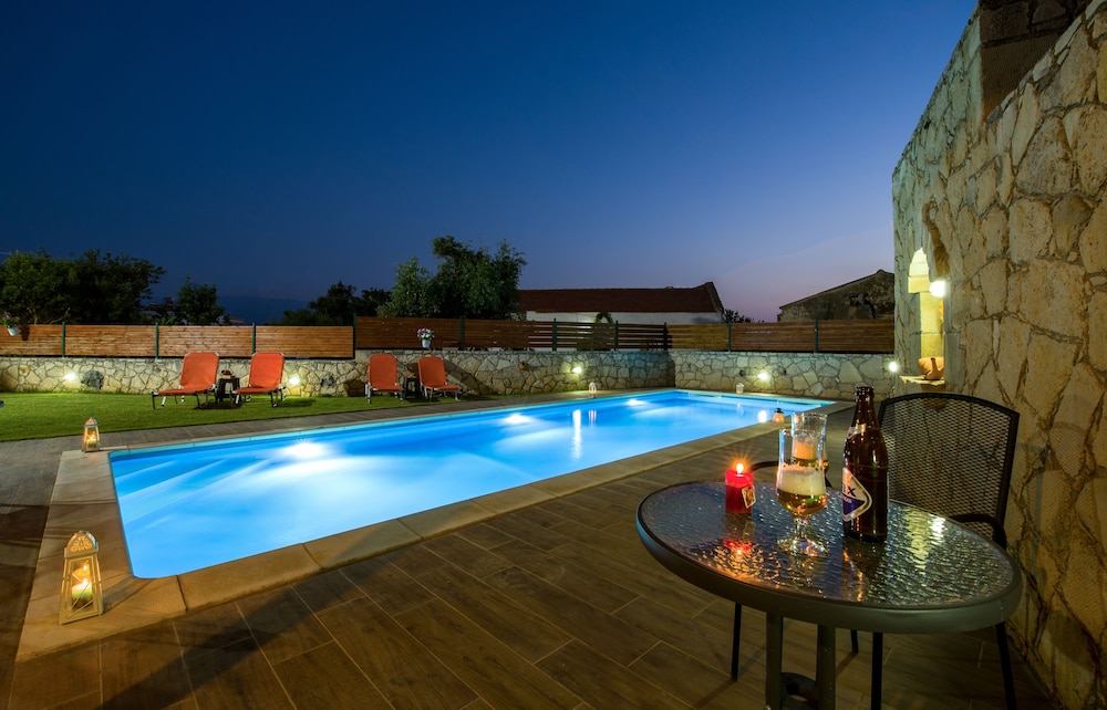 Skandalis Traditional Suites 35/50