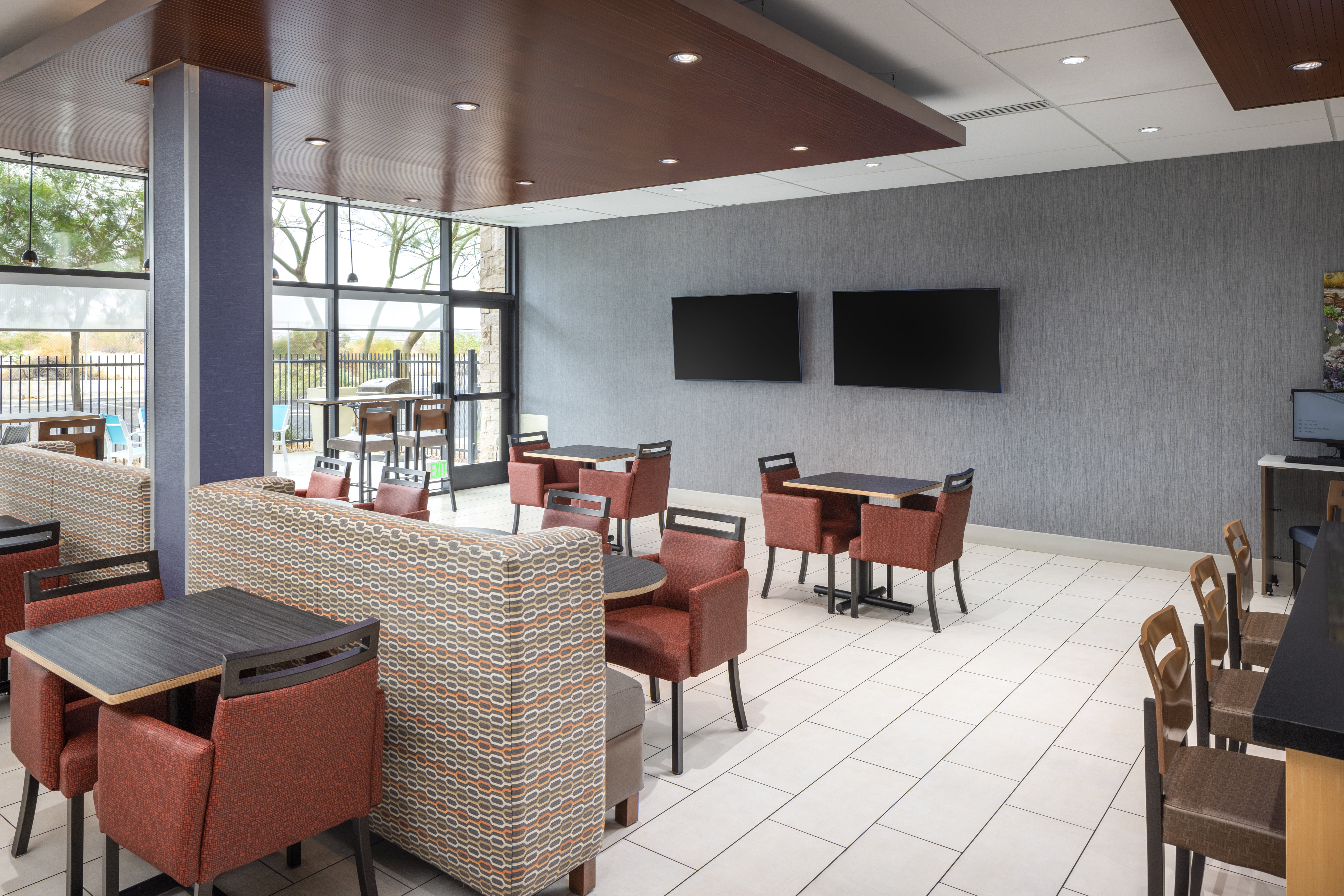 Holiday Inn Express Suites Phoenix West Buckeye 55/59