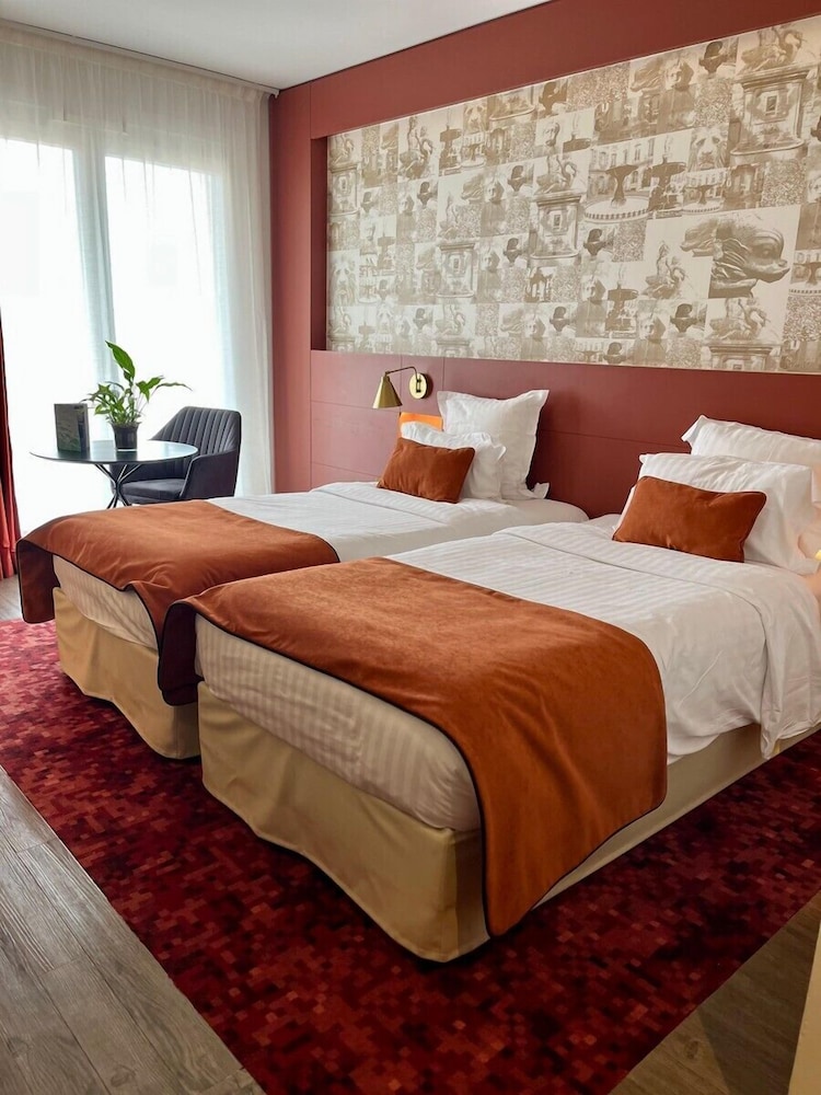 PRIVILEGE, TWIN BEDS, BALCONY