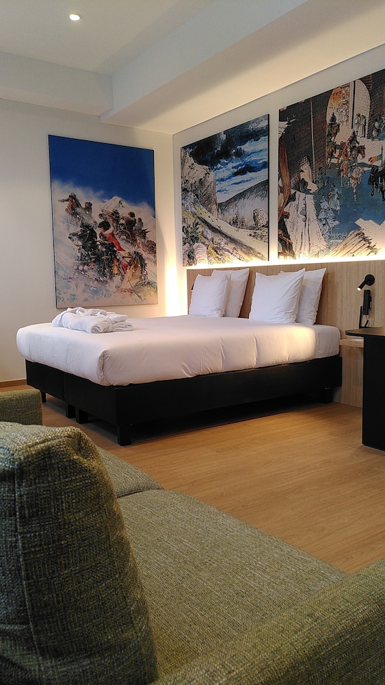 Family, Queen Bed, with View, Sofa, Comic Art Hotel 2/2