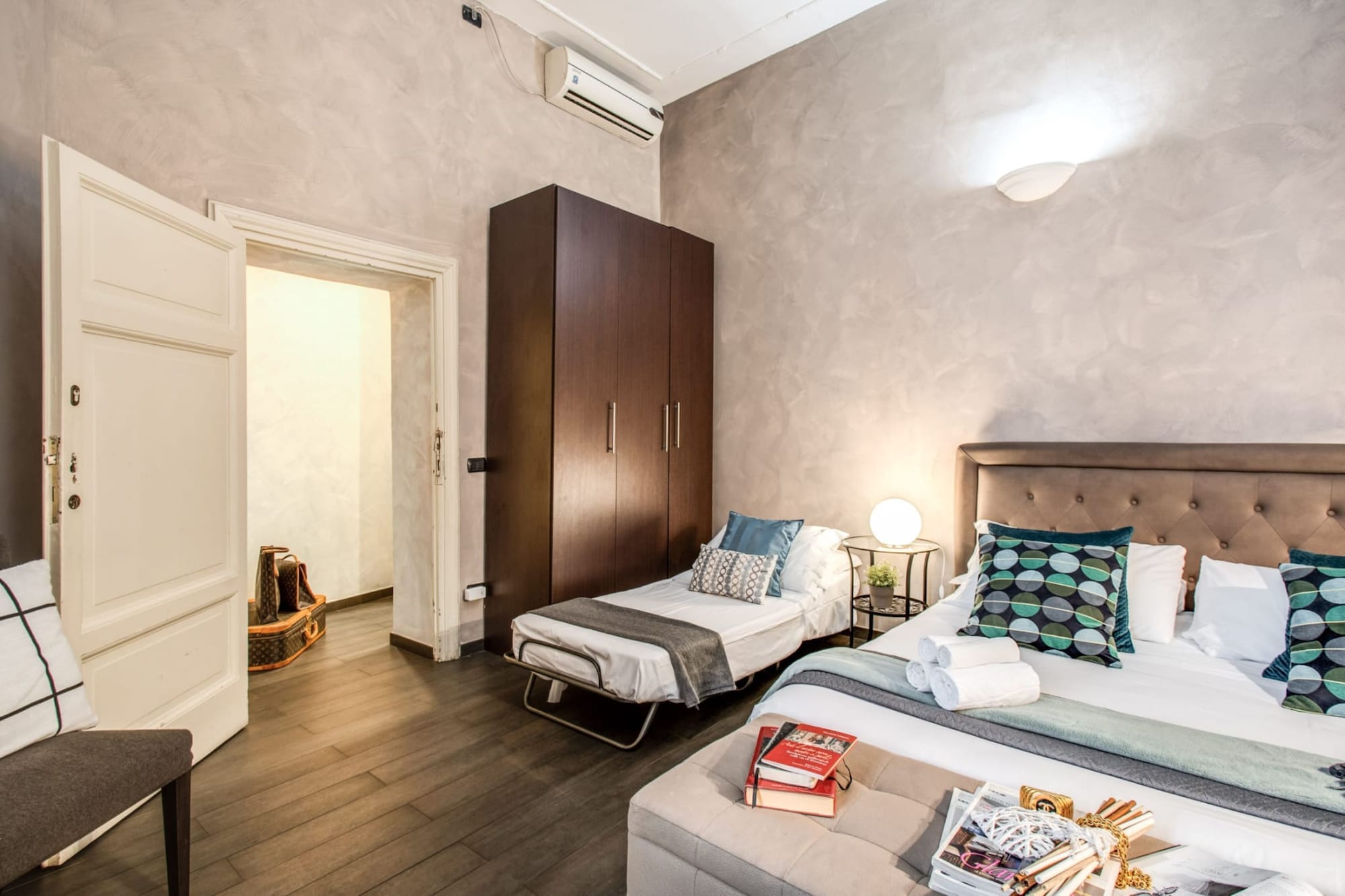 ROOM, QUADRUPLE