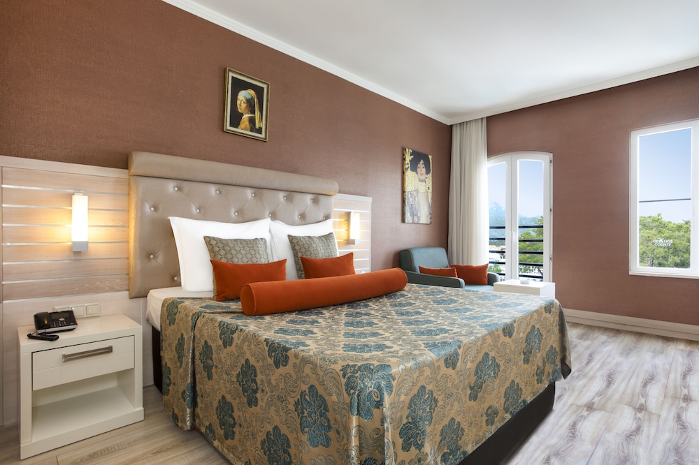 ORANGE, 2 BEDROOMS, SUITE