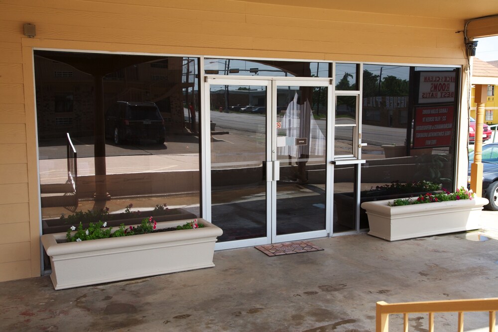 Coach Light Inn Brenham 4/37
