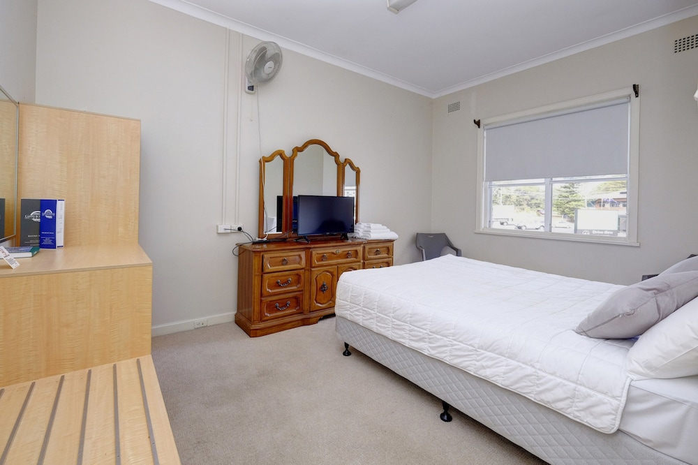 Lakes and Ocean Hotel Forster 8/40