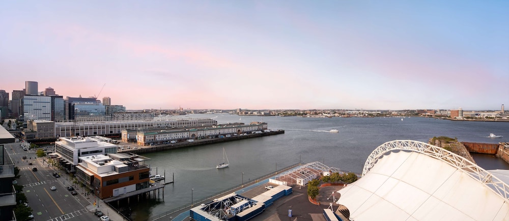 Hyatt Place Boston Seaport District 41/47