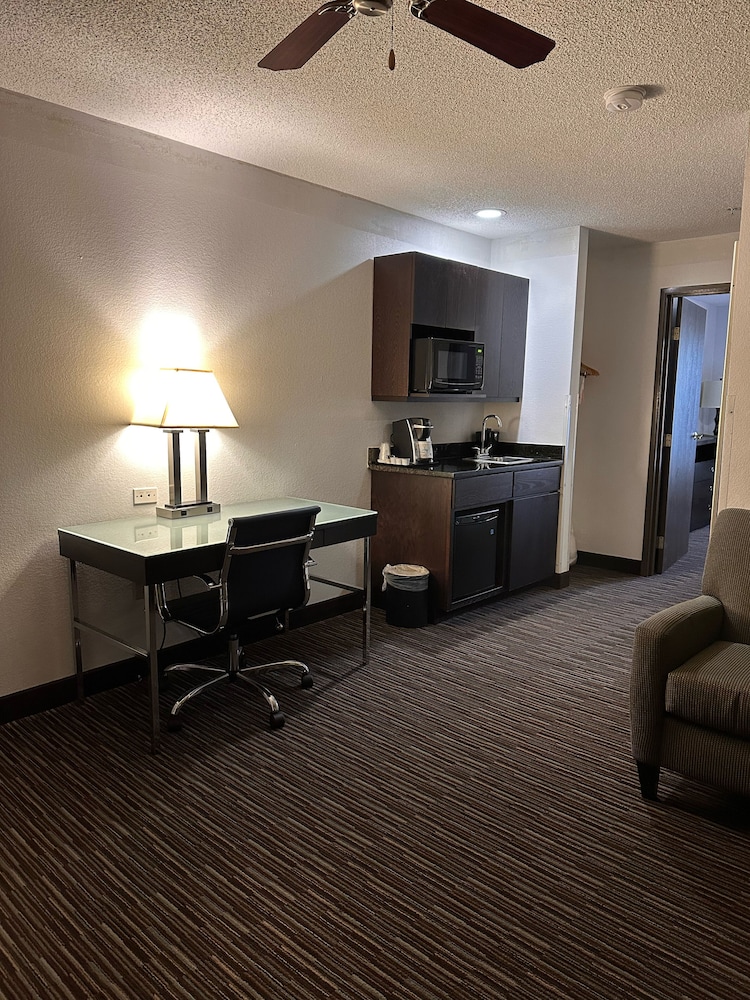Holiday Inn Express Hotel And Suites Chicago Deerfield Lincoln 36/50