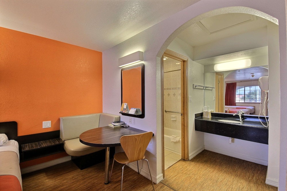 Motel6 Edinburg, TX 10/49