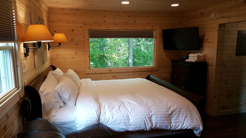 Brook Pointe Inn 24/53