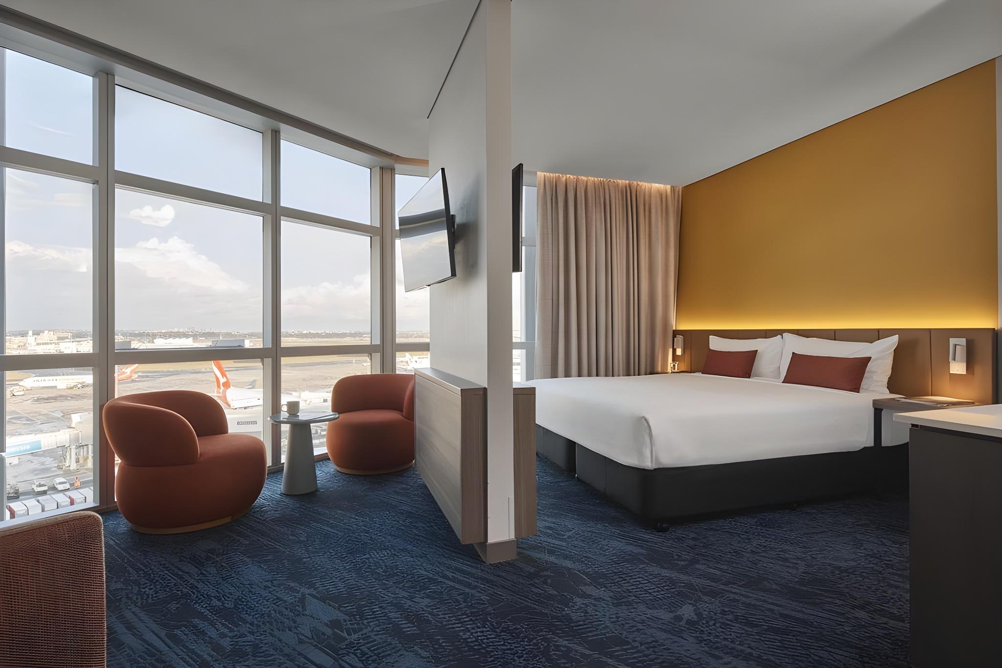 Suite, King Bed, Airport View