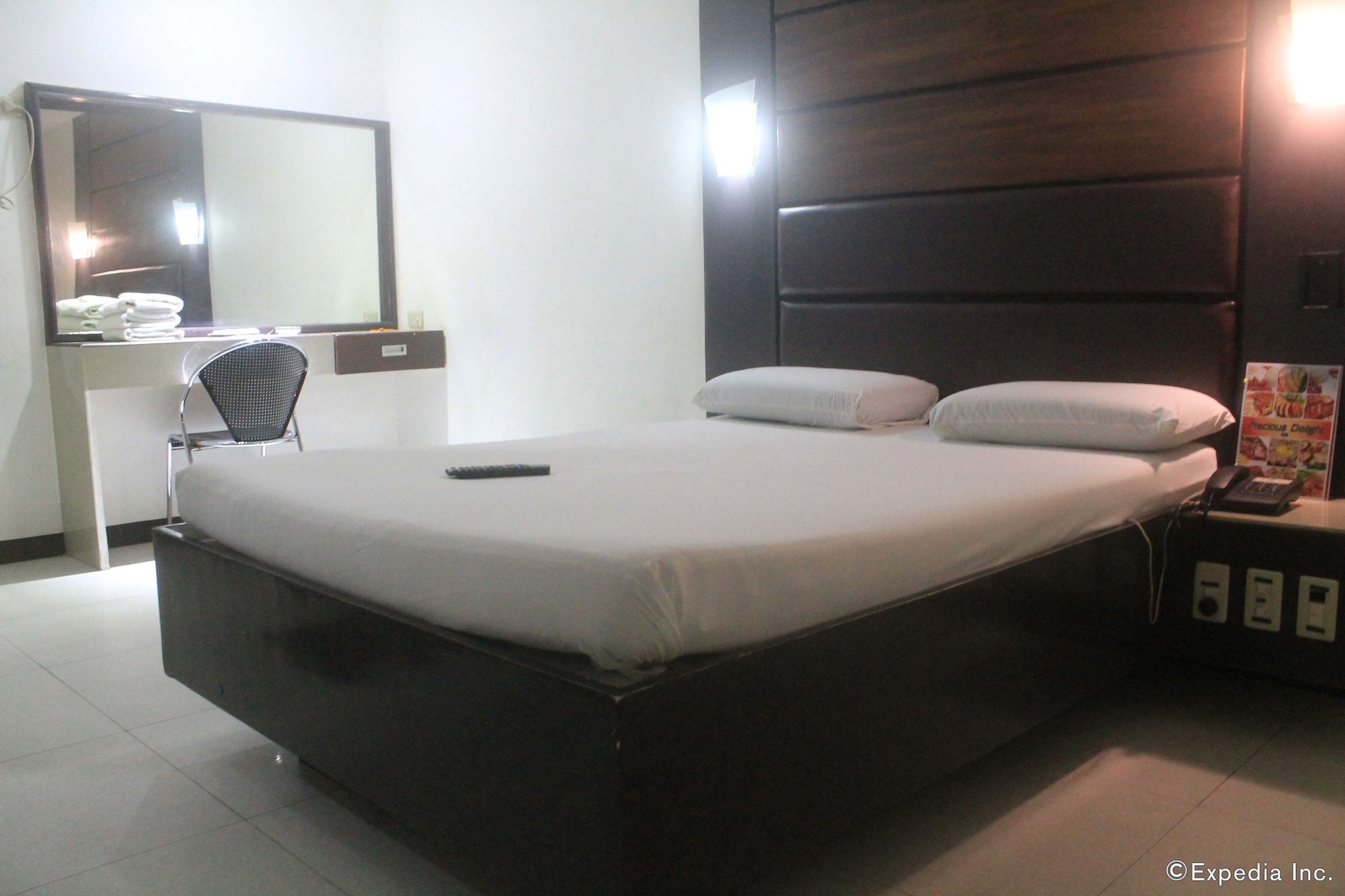 EXECUTIVE, STUDIO, SUITE, QUEEN BED, PRIVATE BATHROOM