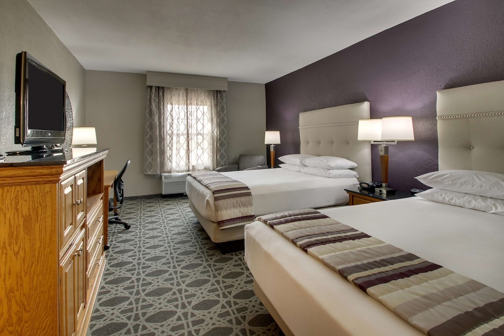 DELUXE, 2 QUEEN BEDS