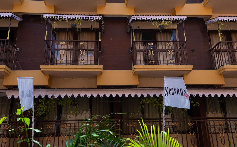 Seasons Hotels & Resorts 2/50