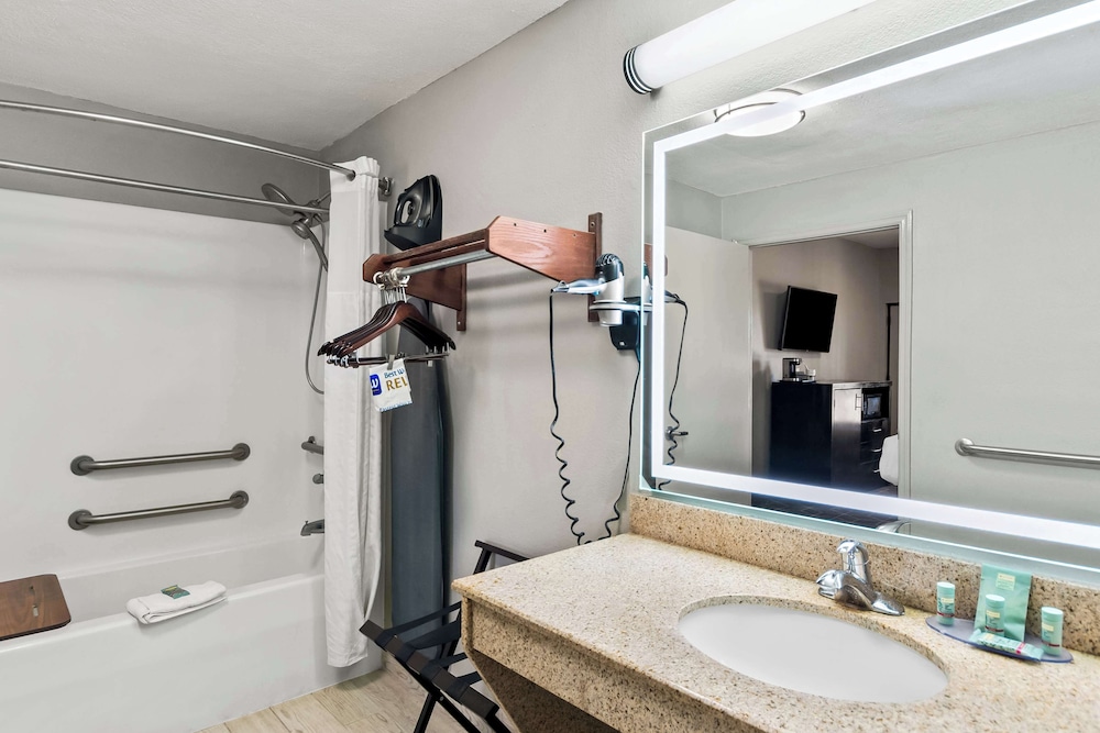 غرفة قياسية بسرير كينج لذوي الإعاقة، Best Western Inn Monroeville AL 4/5