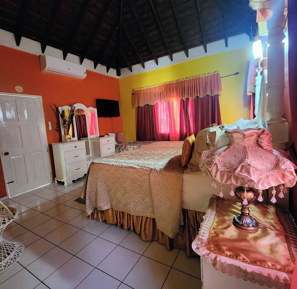 Comfort, 1 King and 1 Single Beds, Balcony, Pinkhibiscus Guest House 6/10