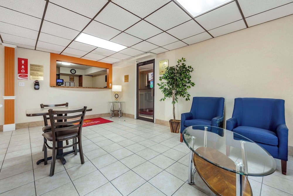 Econo Lodge Hays I-70 34/54