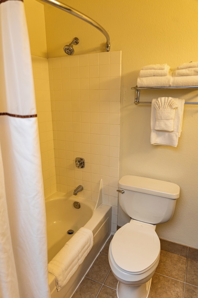 Lake Natoma Inn 45/46