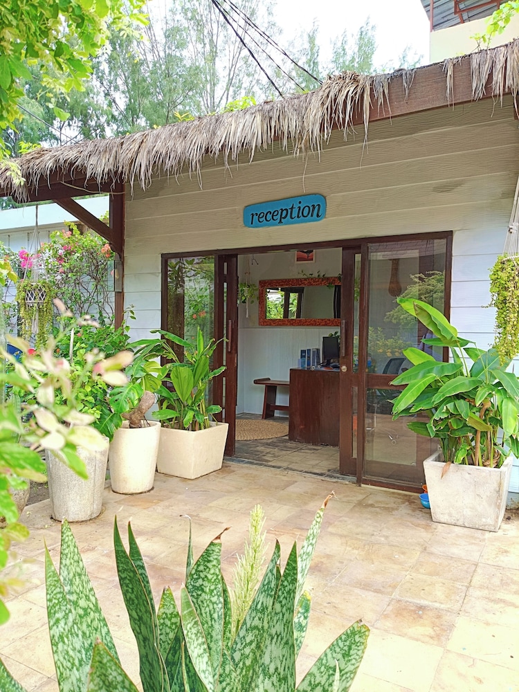 Bale Sampan Bungalows 8/64