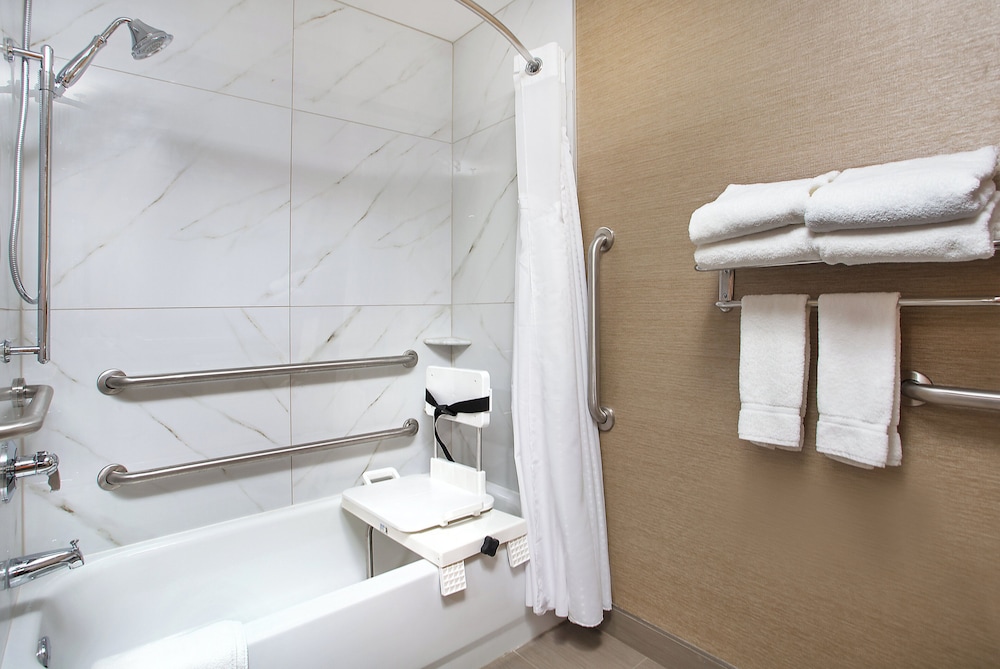 غرفة قياسية بسرير كينج بحوض استحمام لذوي الإعاقة، Holiday Inn Express Berea 2/2