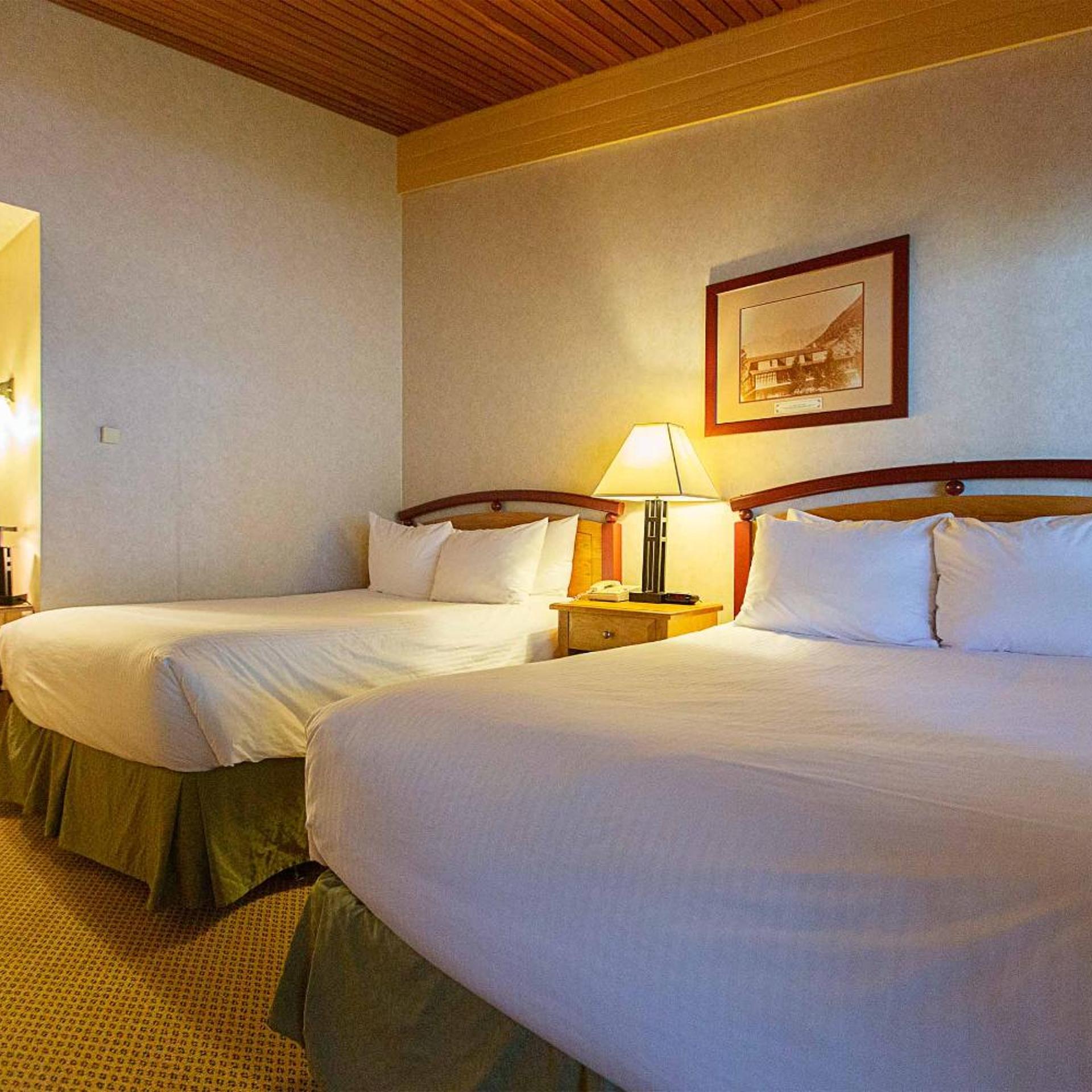 غرفة بسرير كوين بإطلالة على المسبح، Fairmont Hot Springs Resort 4/4