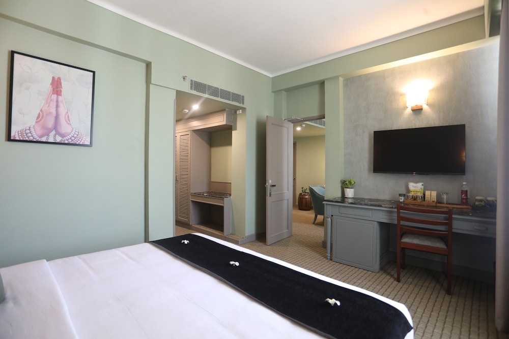 THE INTERNATIONAL HOTEL 23/40