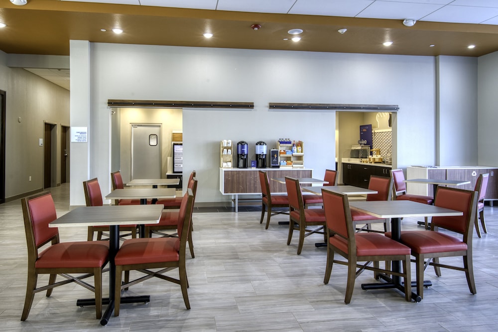 Holiday Inn Express and Suites Omaha Downtown Old Market 40/52