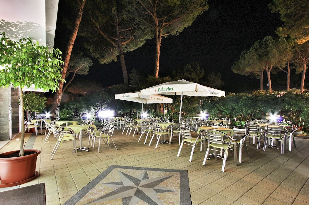 HOTEL MERIDIANUS 37/50