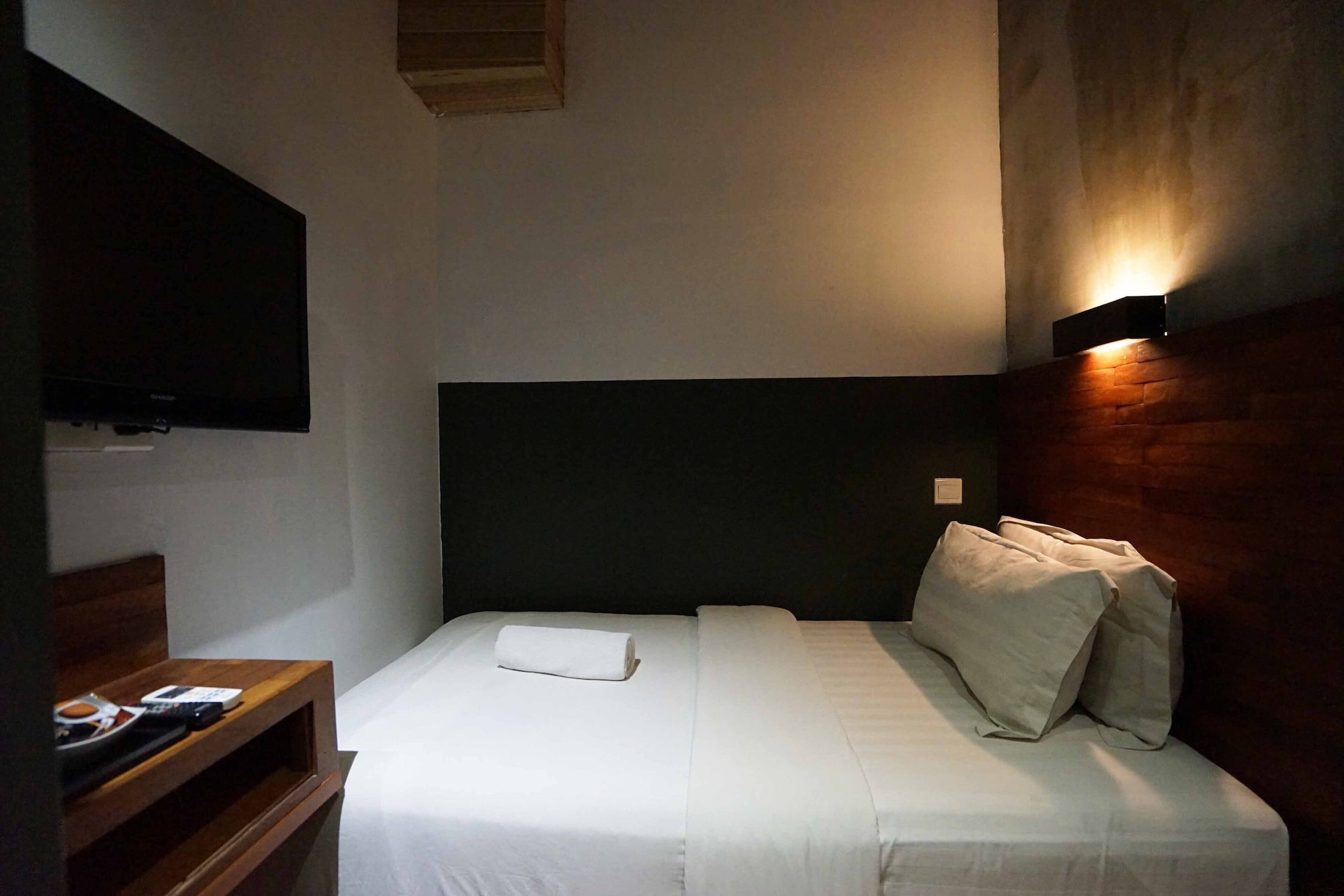 ROOM, SINGLE, NO WINDOW