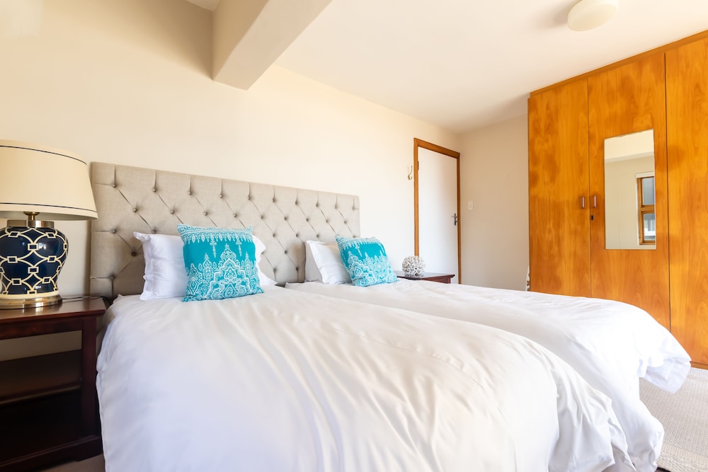 Dutton's Cove Guesthouse 10/50