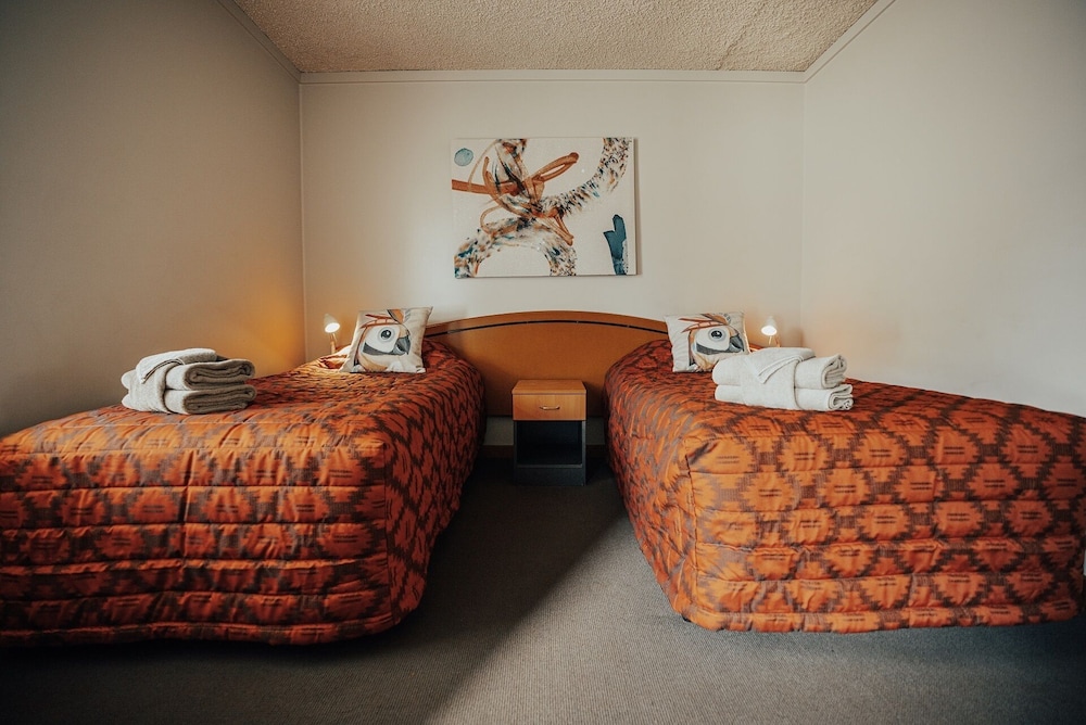 SEASONS HOTEL NEWMAN 6/44