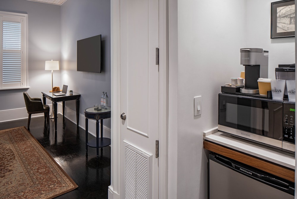 Pelham Hotel New Orleans 40/40