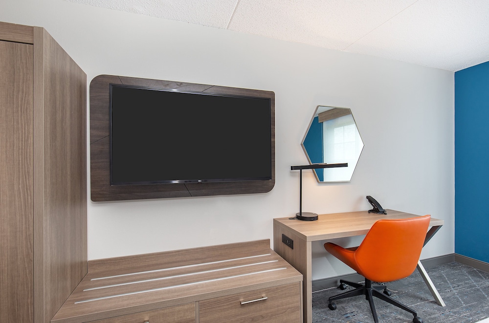 Holiday Inn Express Hotel and Suites Columbus At Northlake 53/57