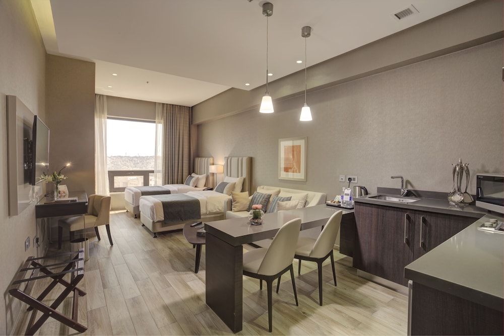 The House Boutique Suites 49/68