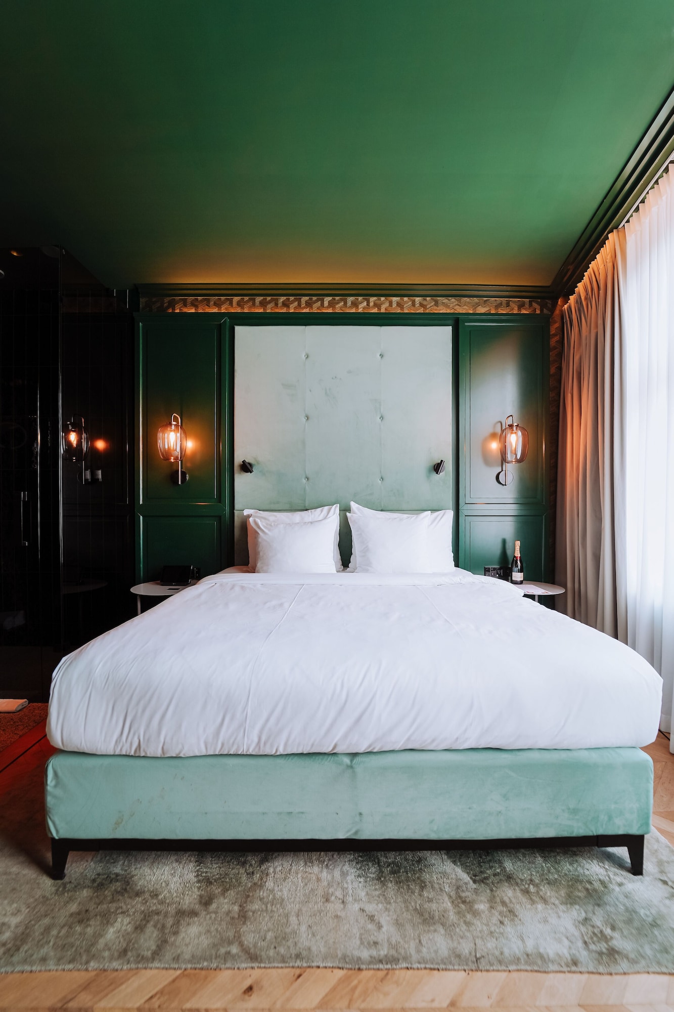 DELUXE, KING BED