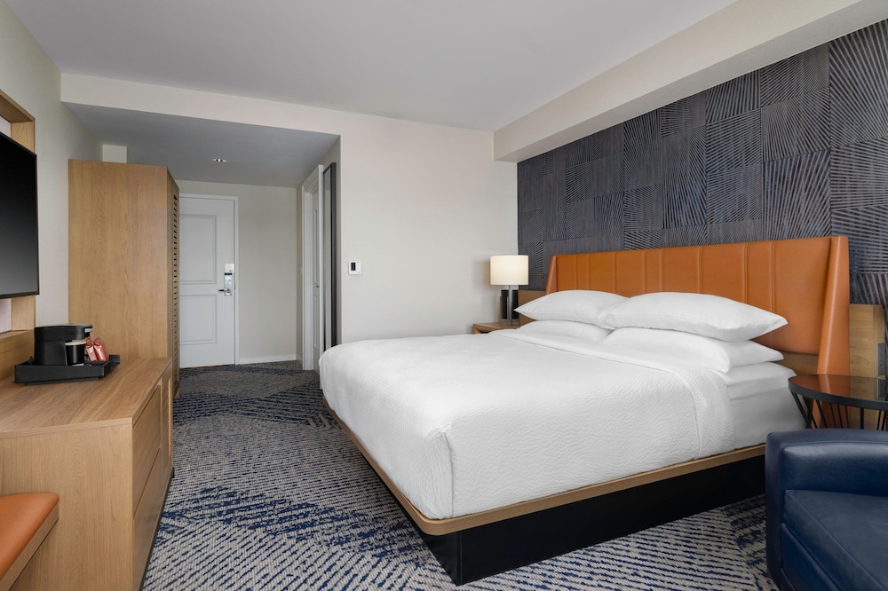 ROOM, KING BED, MARINA VIEW