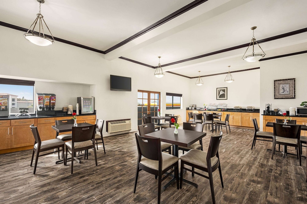 Baymont By Wyndham Monterey Park 27/45