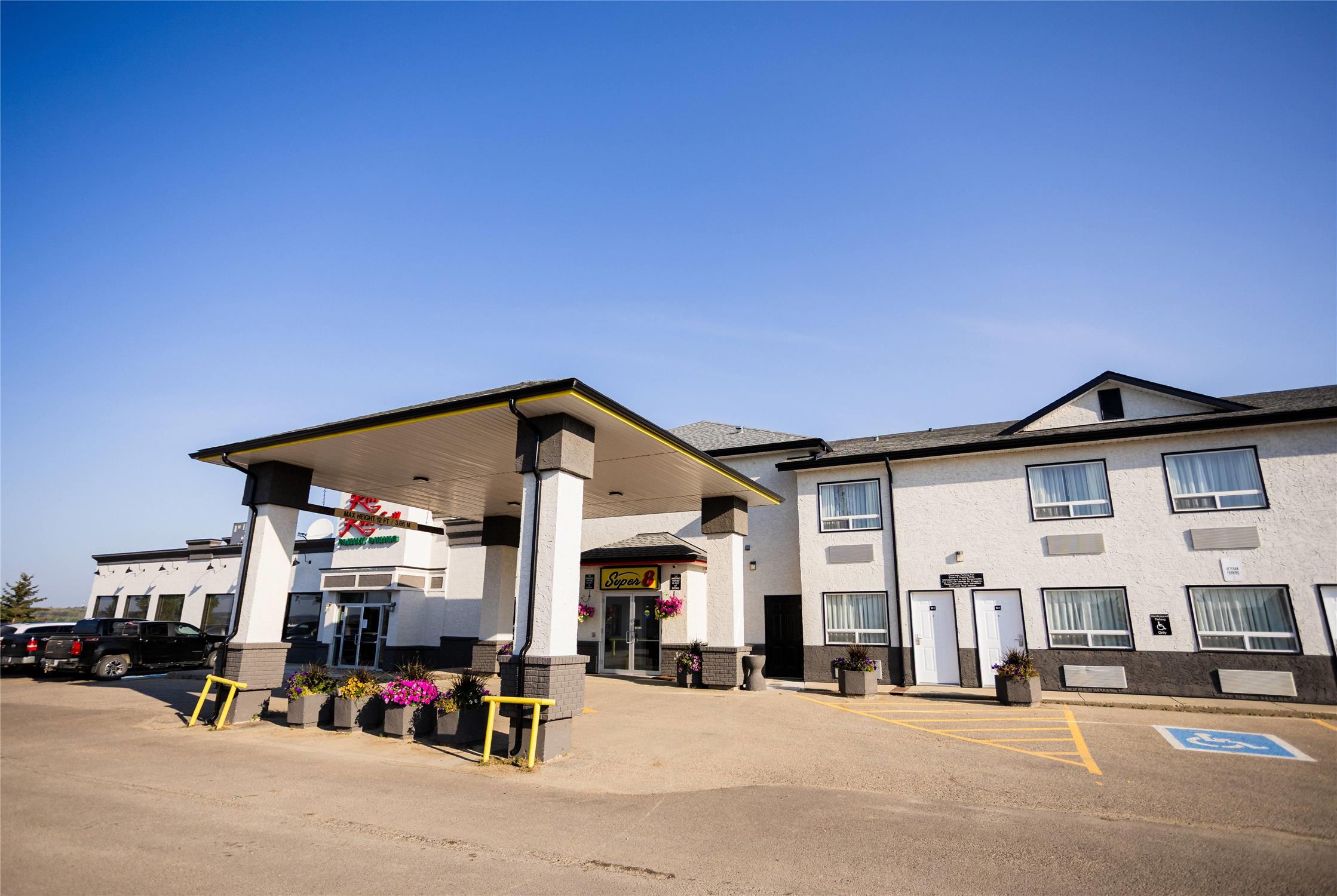 Super 8 By Wyndham Drayton Valley 5/26