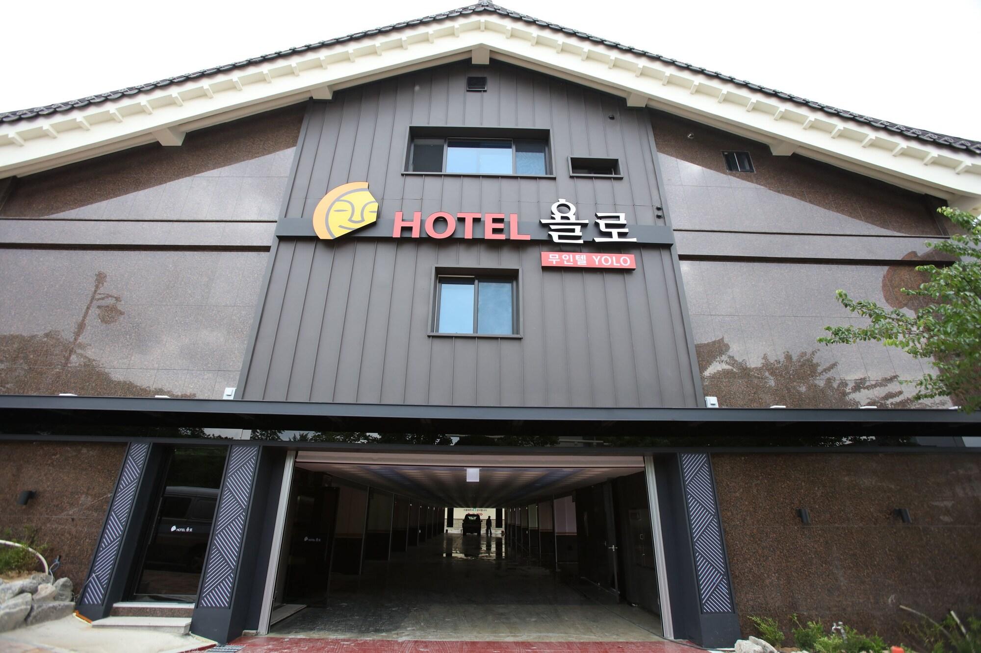 Hotel Yolo 1/53