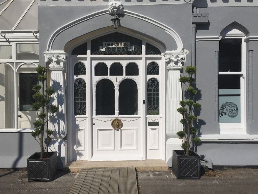 Oaklands Guest House 3/50