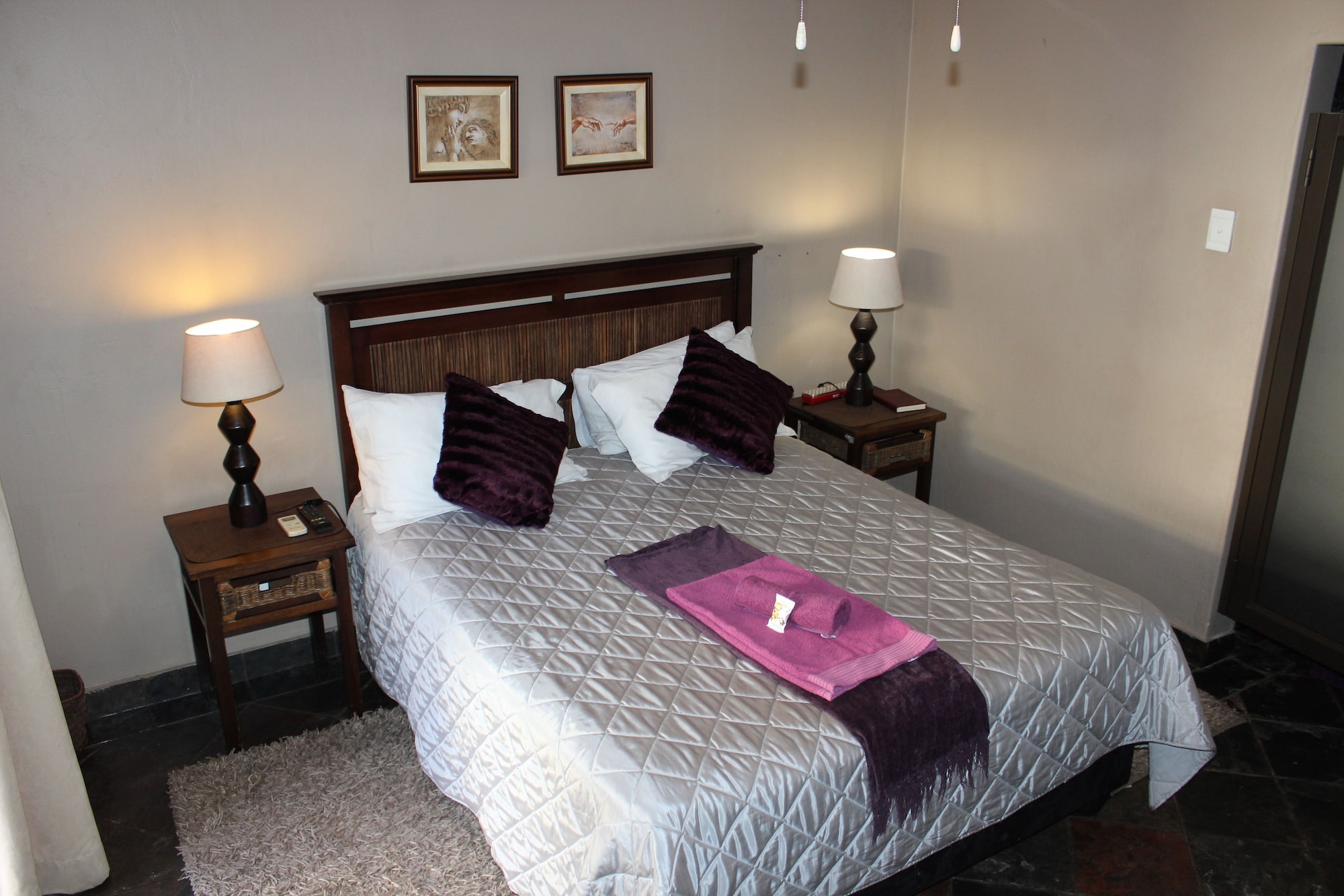 ROOM, DOUBLE BED
